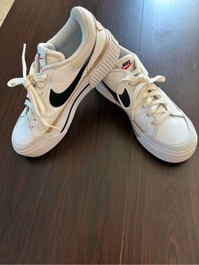 Nike Court Legacy Lift Women’s Sneakers